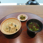 美くりや - 鯛のお頭の土鍋ご飯、香の物、赤出汁