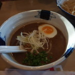 麺屋　我龍 - こちら有名なつけ麺の汁（濃厚です）、同伴者が注文したもの（自分も数年前に食して）！？