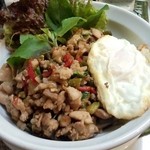 レッド オーキッド - ランチでも食べれる「バミーヘン ガパオ（ガパオの汁なし麺）」