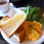 自然の里レストラン - たっぷりスクランブルエッグのモーニング¥650