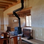 慈久庵 - 風情のある暖炉、奥の座敷は普段は使われないのかな。