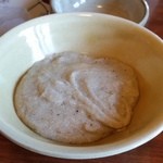 粗挽きの粒々がハッキリとわかるくらいの挽きぐるみの「そばがき」