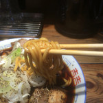 麺持ち上げ  (味玉チャーシュー富山ブラック元味)