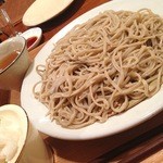 ざるは中盛りにしました。喉越しが良くて美味しい〜！蕎麦湯も美味しかった〜　