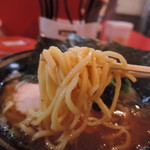 平打ち太麺縮れ麺。長さ短め、加水率は中～中高級。