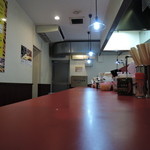 家系ラーメン とらきち家 - コの字カウンター席のみの構成、席数は多め。