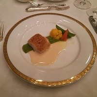 帝国ホテル 大阪 - スズキ、オマール海老のムースとタイム風味のチーズをまとわせて　ワインクリームソース