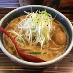 中華そば 螢 - ■海の味噌味玉そば
      ・海老、蟹、帆立のエキスを使った独特の味噌ラーメン。信州の味噌を使い辛めに仕上げています。
      ・麺は小麦感が強い太麺。濃厚スープと絡み、海に闘う荒ぶれの野郎を彷彿させ、美味し。