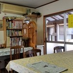 老稚園 - 店内のテーブル席の様子です