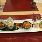 馬場乃町 はやし - 前菜  左から
      生子あられ和へ
      鶏 ら.ふらんす白酢和へ
      鱈煮凍り
      海胆 いくら生湯葉
      烏賊菠蓮草 酒盗あん掛け
      穴子ゆかり揚げ