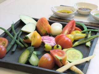 トスカネリア - 3種類のソースで楽しむ産地直送の有機野菜盛り合わせ