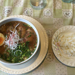 ユアーズ・キッチン88 - チャーシュー麺と半ライス
      