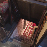 アーム・ドゥ・ギャルソン - 地下個室、上からの写真 。
      ワクワクしますね