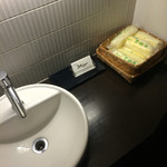 アーム・ドゥ・ギャルソン - お絞りが置いてあるのが素晴らしい