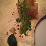 アーム・ドゥ・ギャルソン - トウモロコシシートの蟹包み、お野菜は人参の葉
                                赤いのは粒胡椒です〜