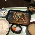 Rokumizenshoku - ラー油と食べる炙り鶏モモ定食