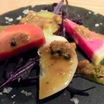 炭と地酒とたしなみワイン Kai本店 醸す - ■見事なビジュアルの野菜たち。鳴門金時・金時ニンジン・蕪と紅芯大根