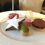セントレジス バー - 星のクッキー固くて美味しくない。チョコケーキとロールケーキ美味しかった♪ 他は食べてないから分かんない