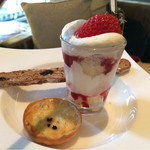 セントレジス バー - 奥のパイはいまいち。手前はキッシュ。カップケーキ普通に美味しい