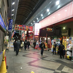 とんちゃんや ふじ - 写真に収めますと、ガッラガラの商店街に見えますが〜結構！人居ましたよ(^з^)-☆