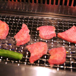 焼肉 漢拏 - 写真を撮る前につい焼いてしまった、タン。