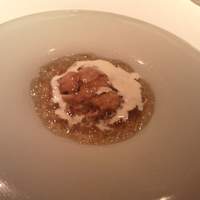 フランス料理 壺中天 - 利尻産生ウニとオマールのビーフコンソメジュレとカリフラワーソースがけ