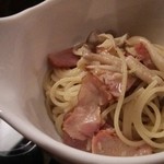 カフェザグローブ - きのことベーコンの柚子こしょうパスタ