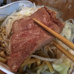 男そば 連獅子 - ほぐしチャーシュー用の炊きたてチャーシュー
      噛むと肉の旨みがしっかり感じられて美味しかった♪