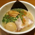 七志 とんこつ編 - 七志らーめんハーフ594円 半熟味付玉子108円