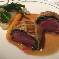 アピシウス - オーストラリア産仔羊の背肉のパイ包み焼きとシヴェ仕立ての盛り合わせ