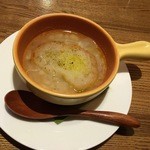 トリッパ - 前菜、化学調味料は一切使わない、こだわりの逸品。ひよこ豆とチキン、パンが入っている。