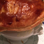 釜津田 - フォアグラ、トリュフ、きのこのコンソメ パイ包み