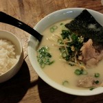 こことん - とんこつラーメンと、ごはん