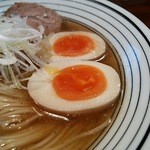 煮干しらぁめん 猫トラ亭 - 煮干しらぁめん(味玉入り)味玉アップ