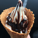 牧場のクレープ＆ソフト - ワッフルソフトチョコソース330円