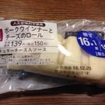 LAWSON - 料理写真:ポークウインナーとチーズのロール@150円