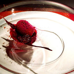 エクアトゥール - ［６回目］デザート・アニスショコラとカシスのパウダー　イチジクのカシス煮