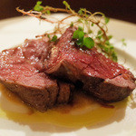 il tram - 九州鹿 シンタマのロースト 焦がし玉葱のソース ワイルドハーブを添えて(クリスマスディナー6000円)