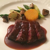 ラ・シャロント - 牛フィレ肉のステーキ、赤ワインソース。
