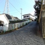 ツキコヤ - ツキコヤさんの直前にある直角カーブ＆その後の急坂