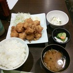 Ichibandori - 唐揚げ定食。890円で14個の唐揚げ。ジューシーではない。