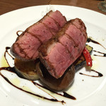 トラットリア ポルコロッソ - 鴨胸肉のオーブン焼き    超絶ジューシー！胸肉とは思えない柔らかさ