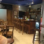 バルスター - 入口より店内を見る    