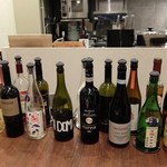 Variante - 201512 これが今回いただいたお酒全部。あらためて並べるとすごい種類だ。。ちょっとずつ頂いたけど、一人あたりワインボトル1本分は飲ませてもらった。