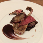 Variante - 201512 
      ７皿目、森鳩のロースト ギオッタソース。お肉の下に敷いてあるのが内臓を使ったソースと、左手前はラズベリーのソース。
