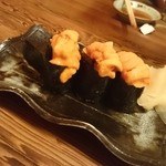 初め寿司 - 軍艦の上のたっぷりウニ