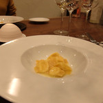 Variante - 201512 アニョロッティは両側をつまんだひとつまみのラビオリパスタ。中は四種類のチーズをブレンドしたクワトロ・フォマッジ。