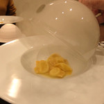 Variante - 201512 稲藁の燻した香ばしさが一気に広がる視覚的にも嗅覚的にも愉しい演出。