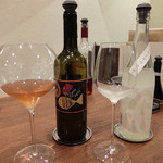 Variante - 201512 左の琥珀色のワインは皮がつけたまま醸造された白ワイン。普通の白ワインよりコクがあってなんだか干しぶどうみたいな香りもある。