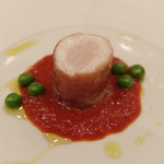 Variante - 201512 ３皿目、ヤガラのプロシュート巻き ポモドーロソース。ヤガラは棒みたいな面白い形をした魚でちょうど冬の今の時期が旬。3枚におろした身をくっつけてプロシュートで巻いてある。